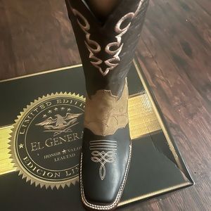 Womens cowboy boots size 9